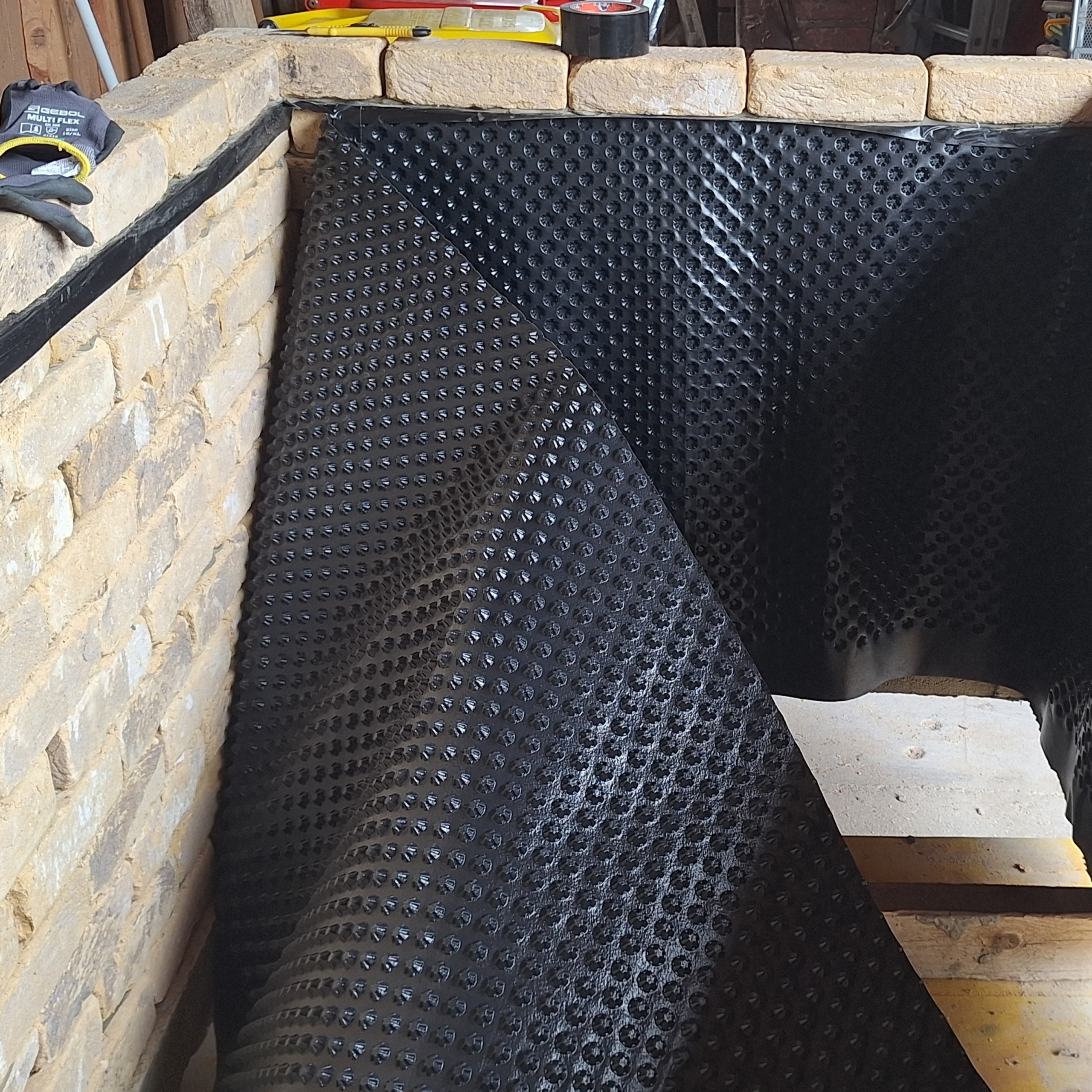 Hochbeet Noppenbahn einkleben 3